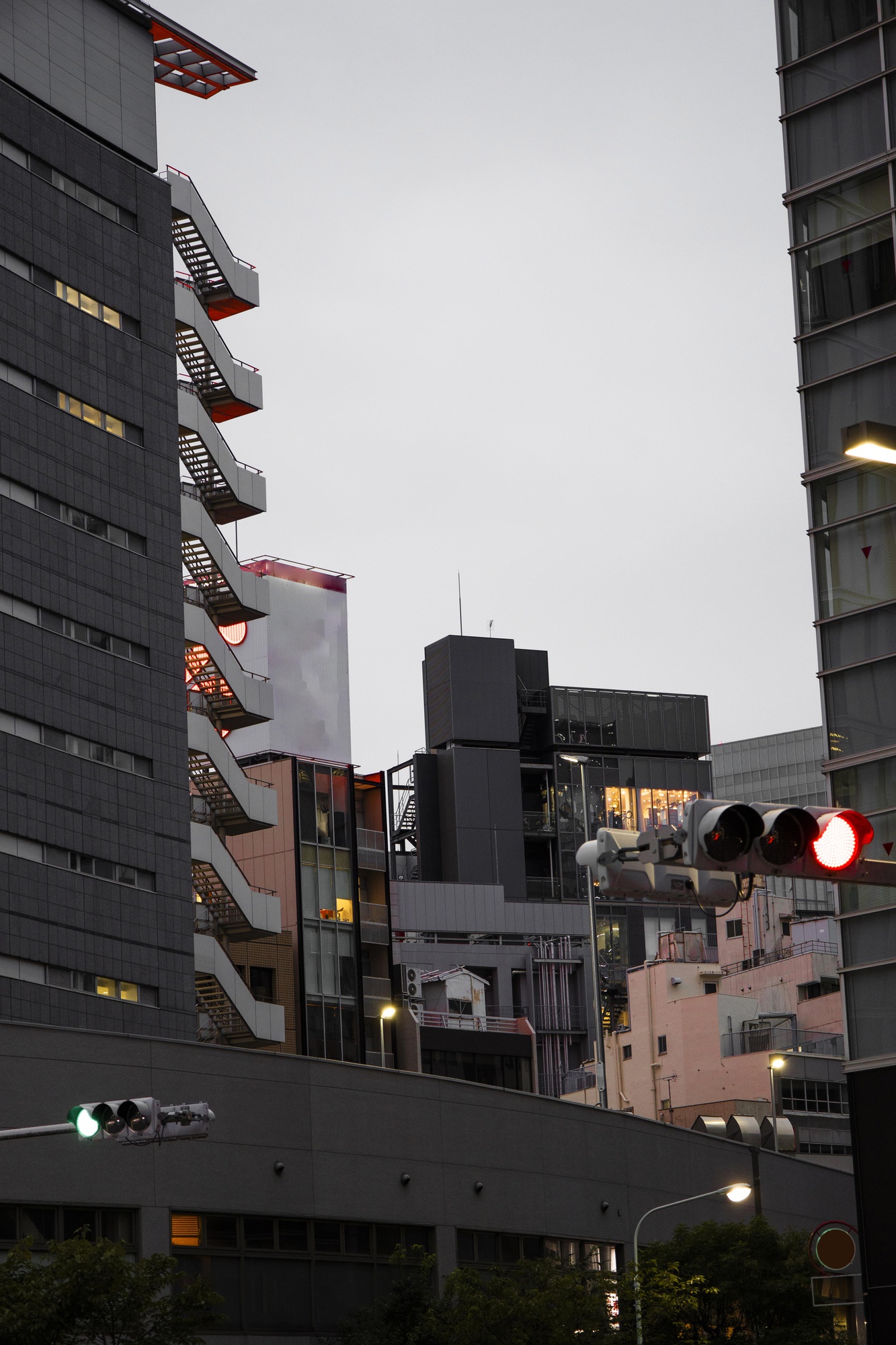 外階段と信号機のある夕暮れ時の街並み